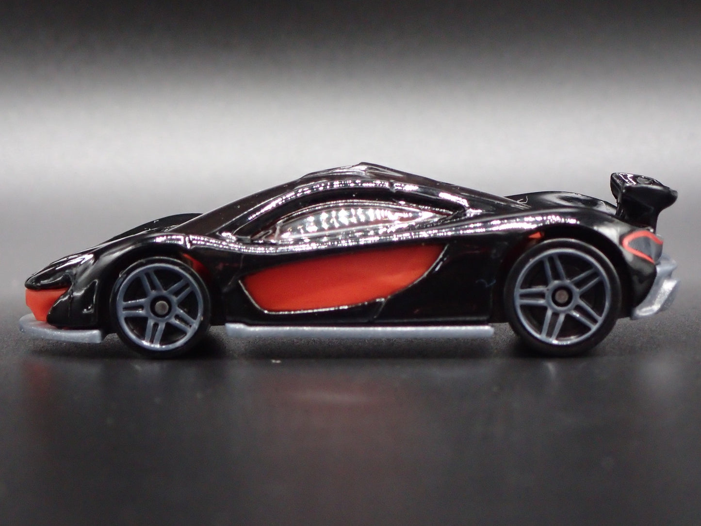 2013-2015 MCLAREN P1 SUPER CAR BLACK RARE 1:64 SCALE DIORAMA DIECAST MODEL CAR