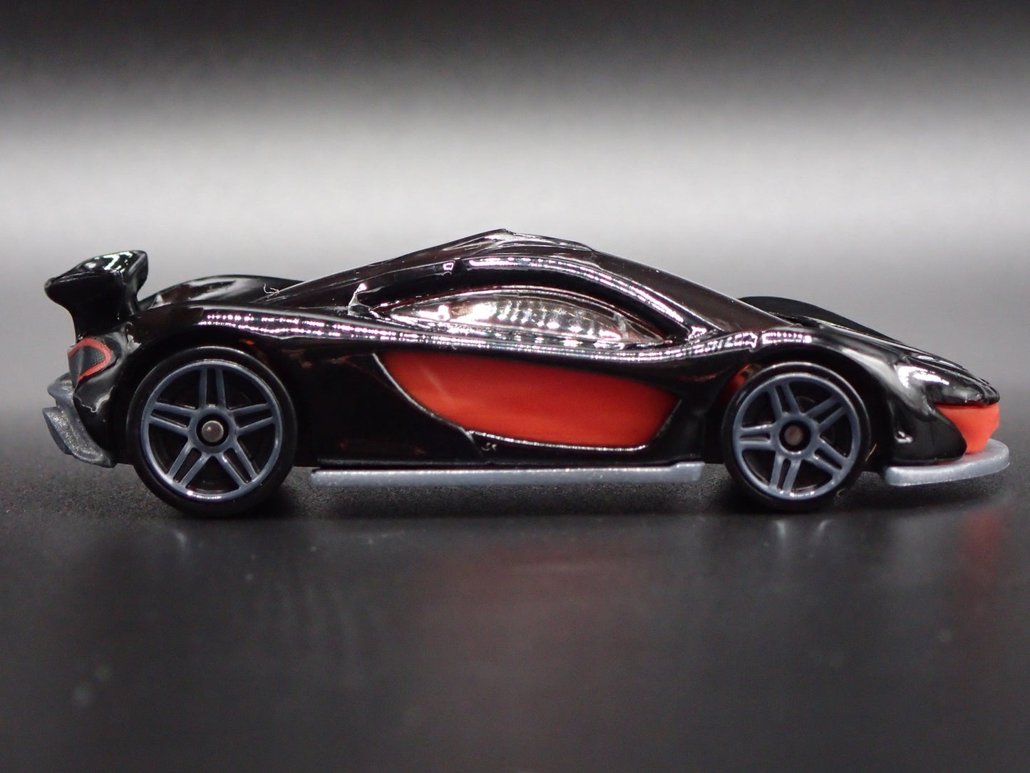 2013-2015 MCLAREN P1 SUPER CAR BLACK RARE 1:64 SCALE DIORAMA DIECAST MODEL CAR