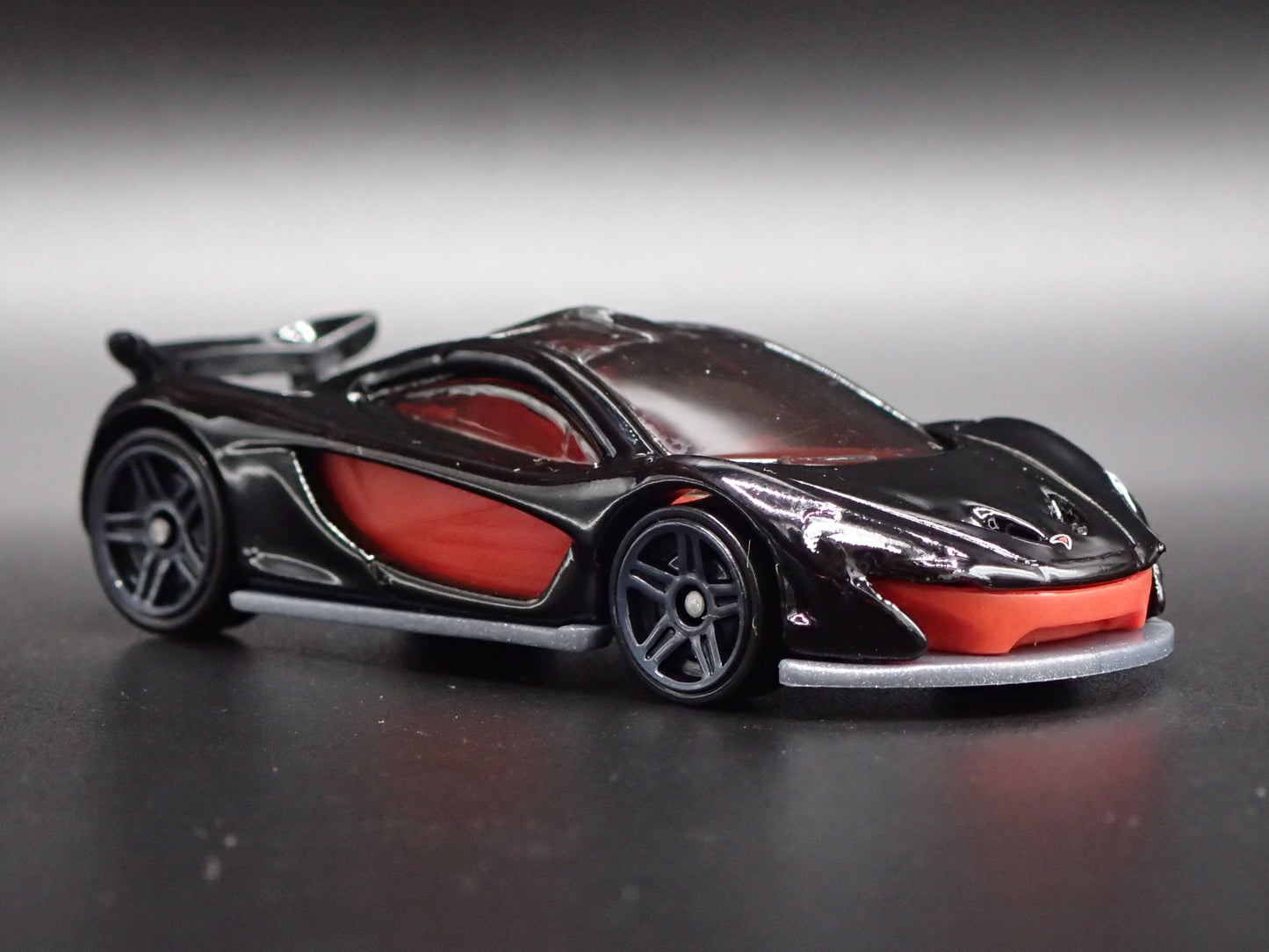 2013-2015 MCLAREN P1 SUPER CAR BLACK RARE 1:64 SCALE DIORAMA DIECAST MODEL CAR