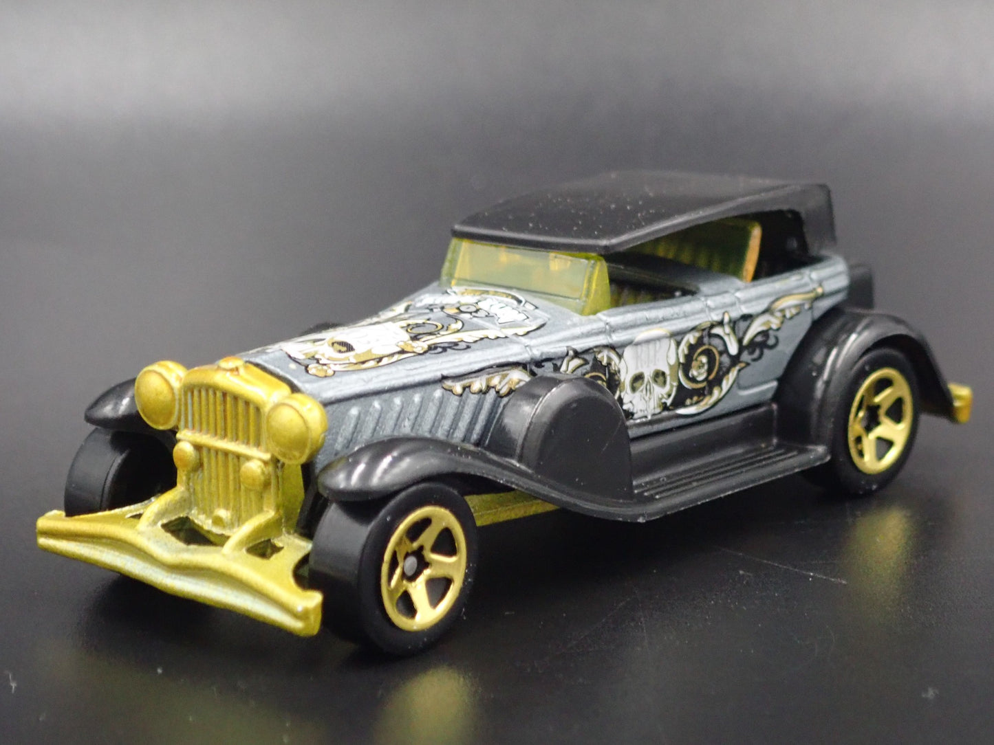 1928-1937 DUESENBERG MODEL J 1:64 SCALE COLLECTIBLE DIORAMA DIECAST MODEL CAR