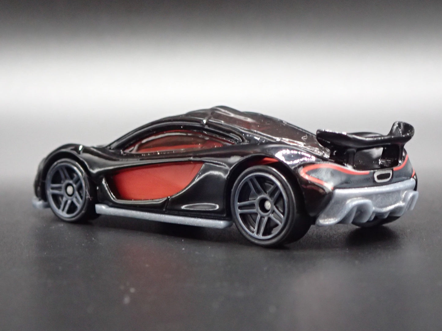 2013-2015 MCLAREN P1 SUPER CAR BLACK RARE 1:64 SCALE DIORAMA DIECAST MODEL CAR