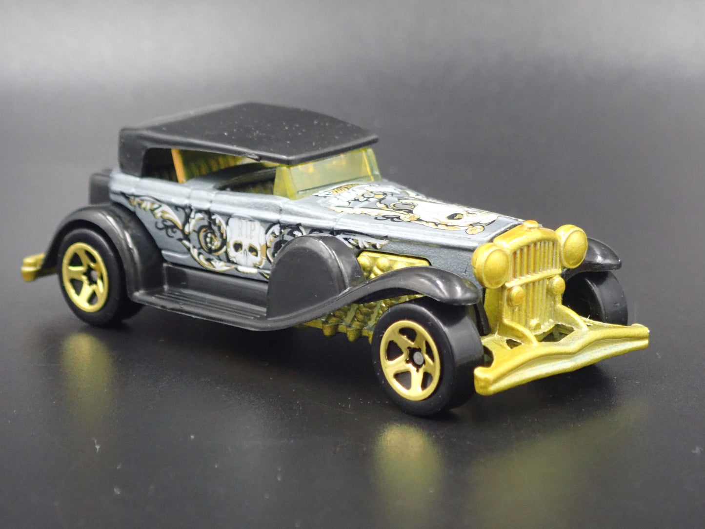 1928-1937 DUESENBERG MODEL J 1:64 SCALE COLLECTIBLE DIORAMA DIECAST MODEL CAR