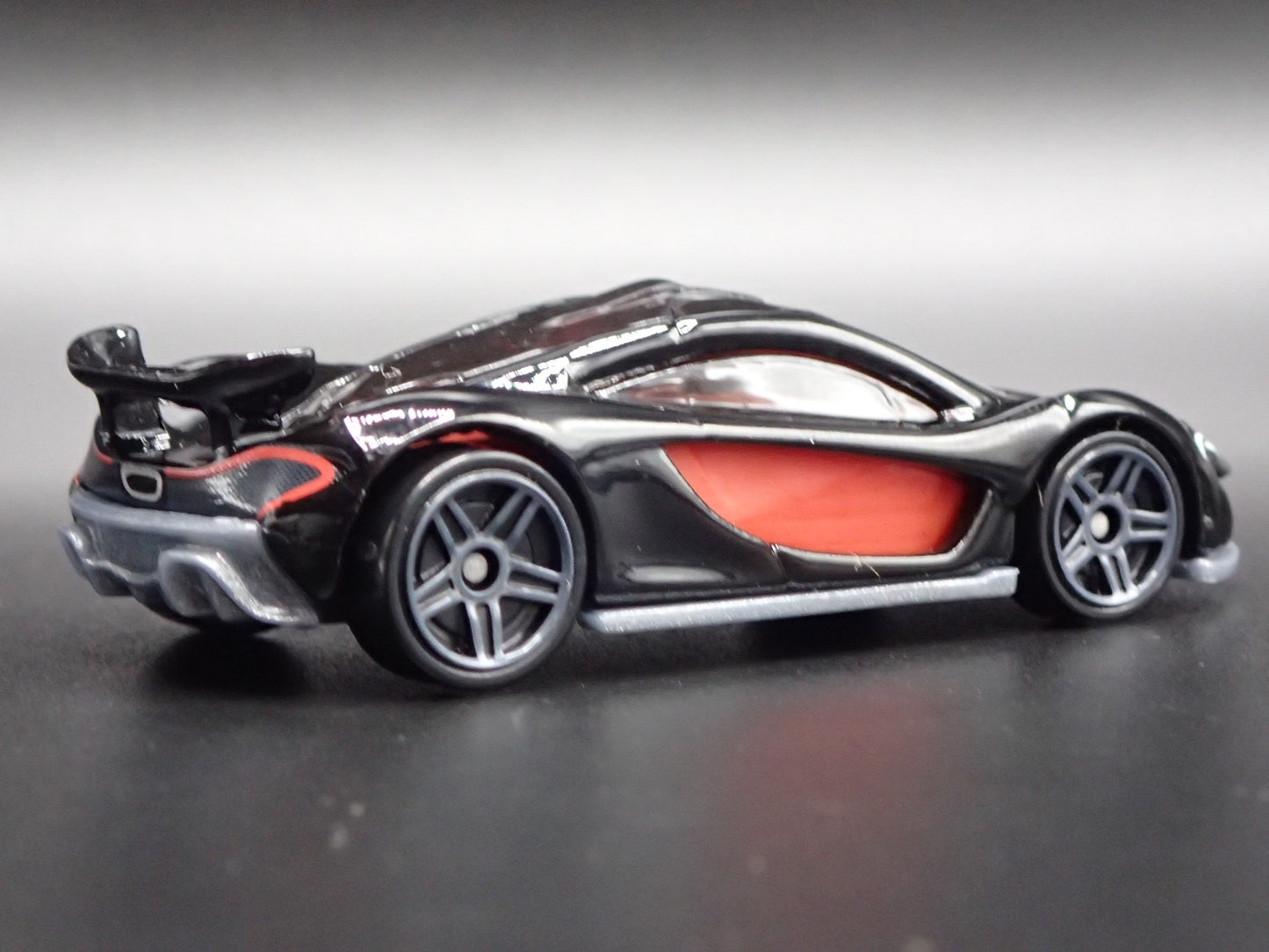 2013-2015 MCLAREN P1 SUPER CAR BLACK RARE 1:64 SCALE DIORAMA DIECAST MODEL CAR