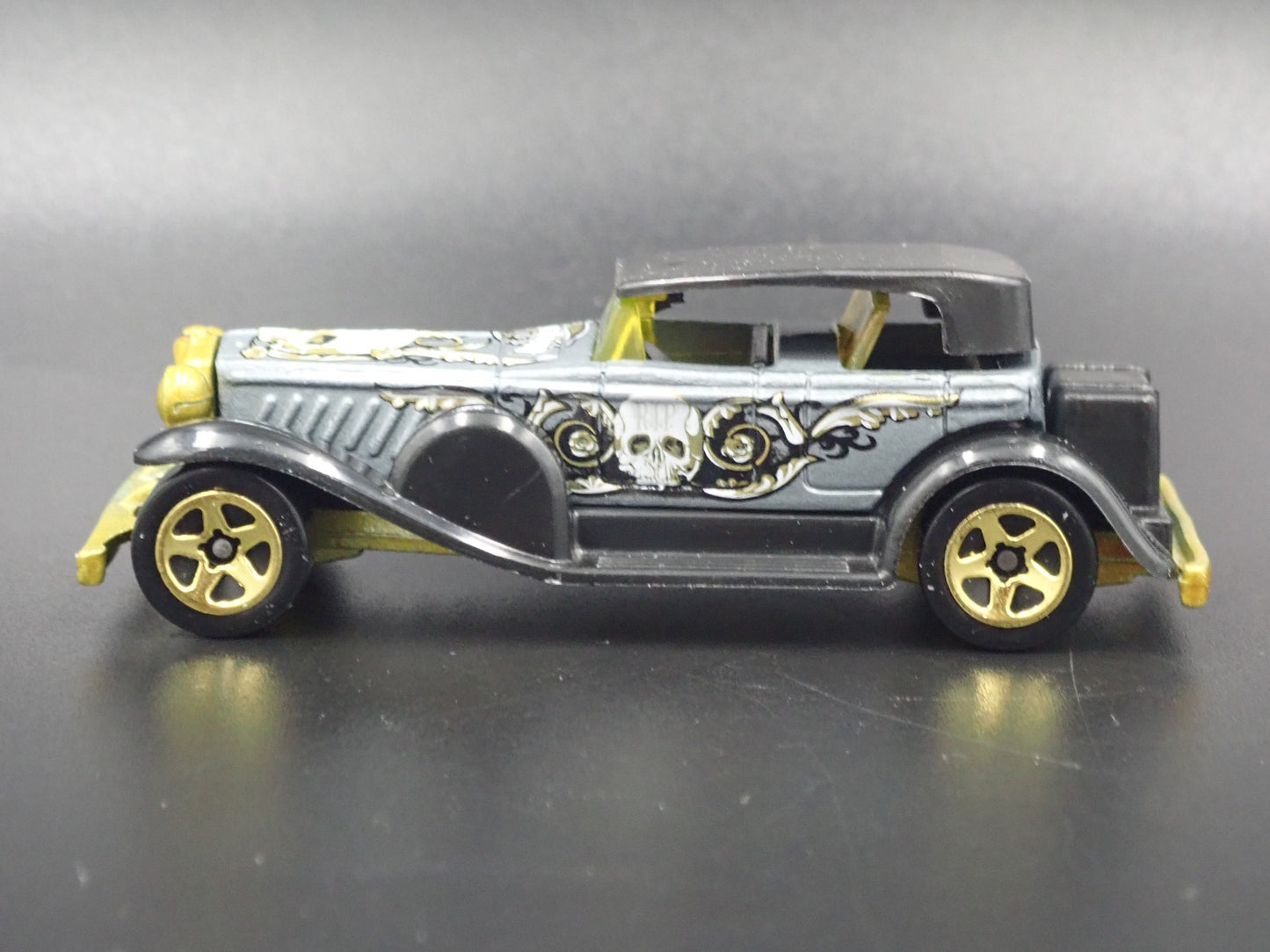 1928-1937 DUESENBERG MODEL J 1:64 SCALE COLLECTIBLE DIORAMA DIECAST MODEL CAR