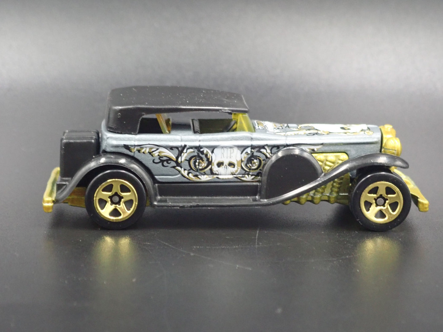 1928-1937 DUESENBERG MODEL J 1:64 SCALE COLLECTIBLE DIORAMA DIECAST MODEL CAR