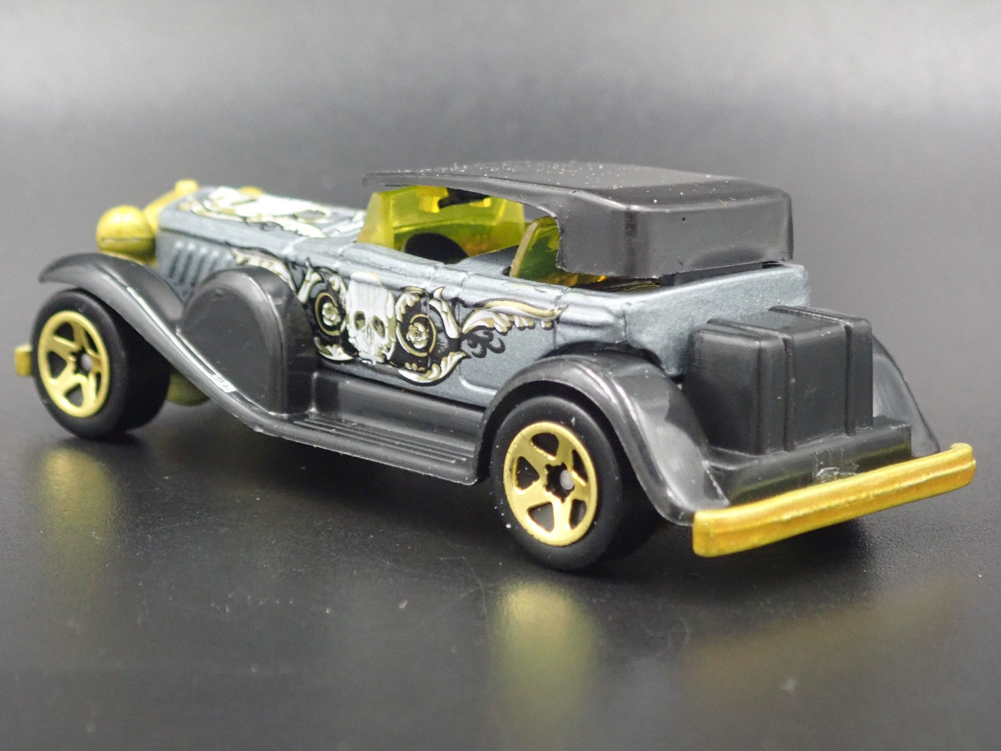 1928-1937 DUESENBERG MODEL J 1:64 SCALE COLLECTIBLE DIORAMA DIECAST MODEL CAR