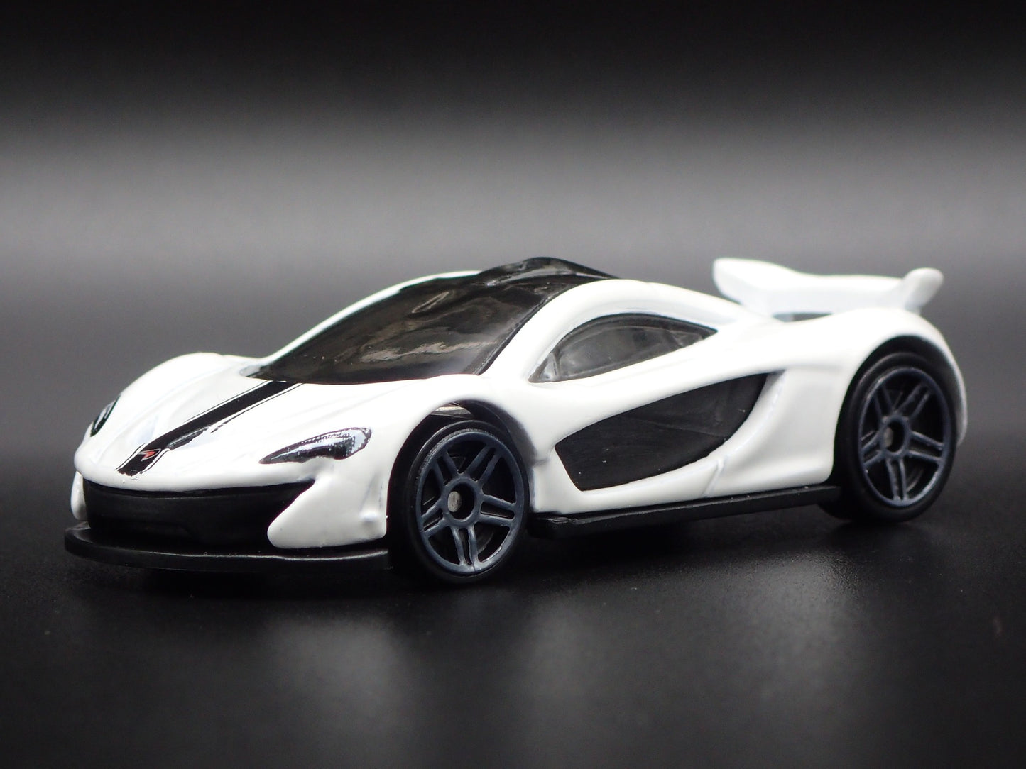 2013-2015 MCLAREN P1 SUPER CAR WHITE RARE 1:64 SCALE DIORAMA DIECAST MODEL CAR