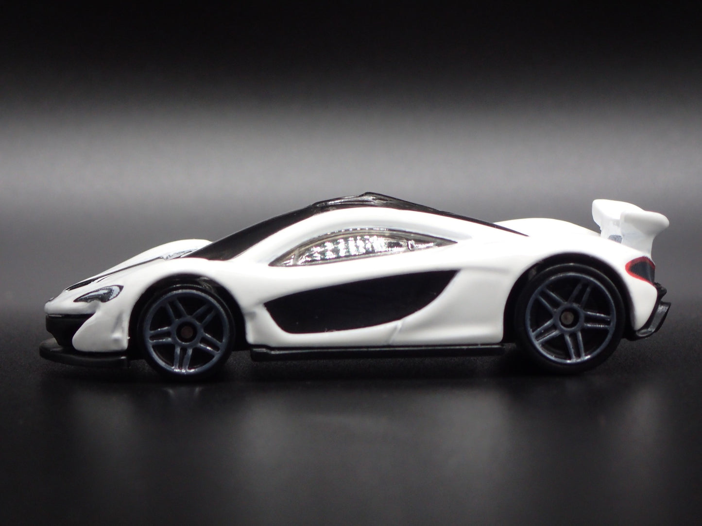 2013-2015 MCLAREN P1 SUPER CAR WHITE RARE 1:64 SCALE DIORAMA DIECAST MODEL CAR