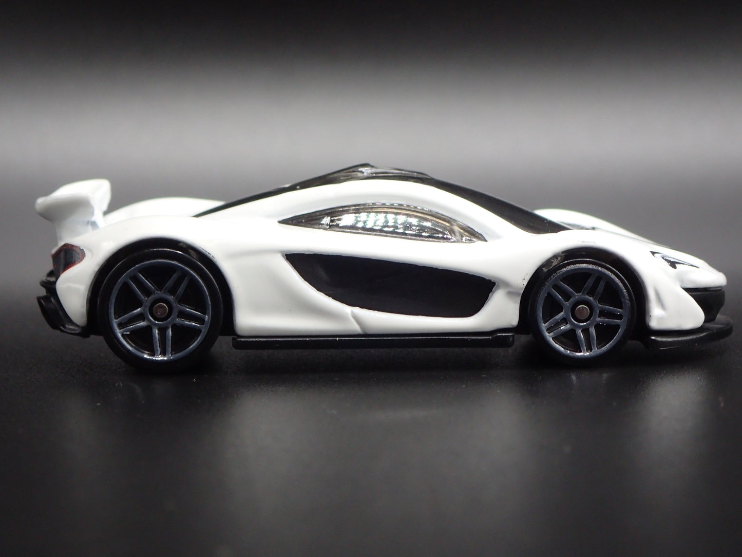 2013-2015 MCLAREN P1 SUPER CAR WHITE RARE 1:64 SCALE DIORAMA DIECAST MODEL CAR