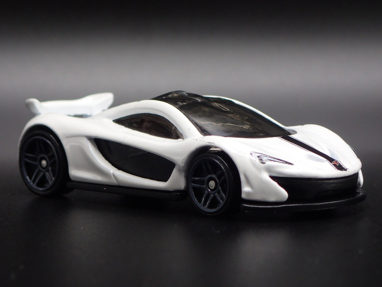 2013-2015 MCLAREN P1 SUPER CAR WHITE RARE 1:64 SCALE DIORAMA DIECAST MODEL CAR