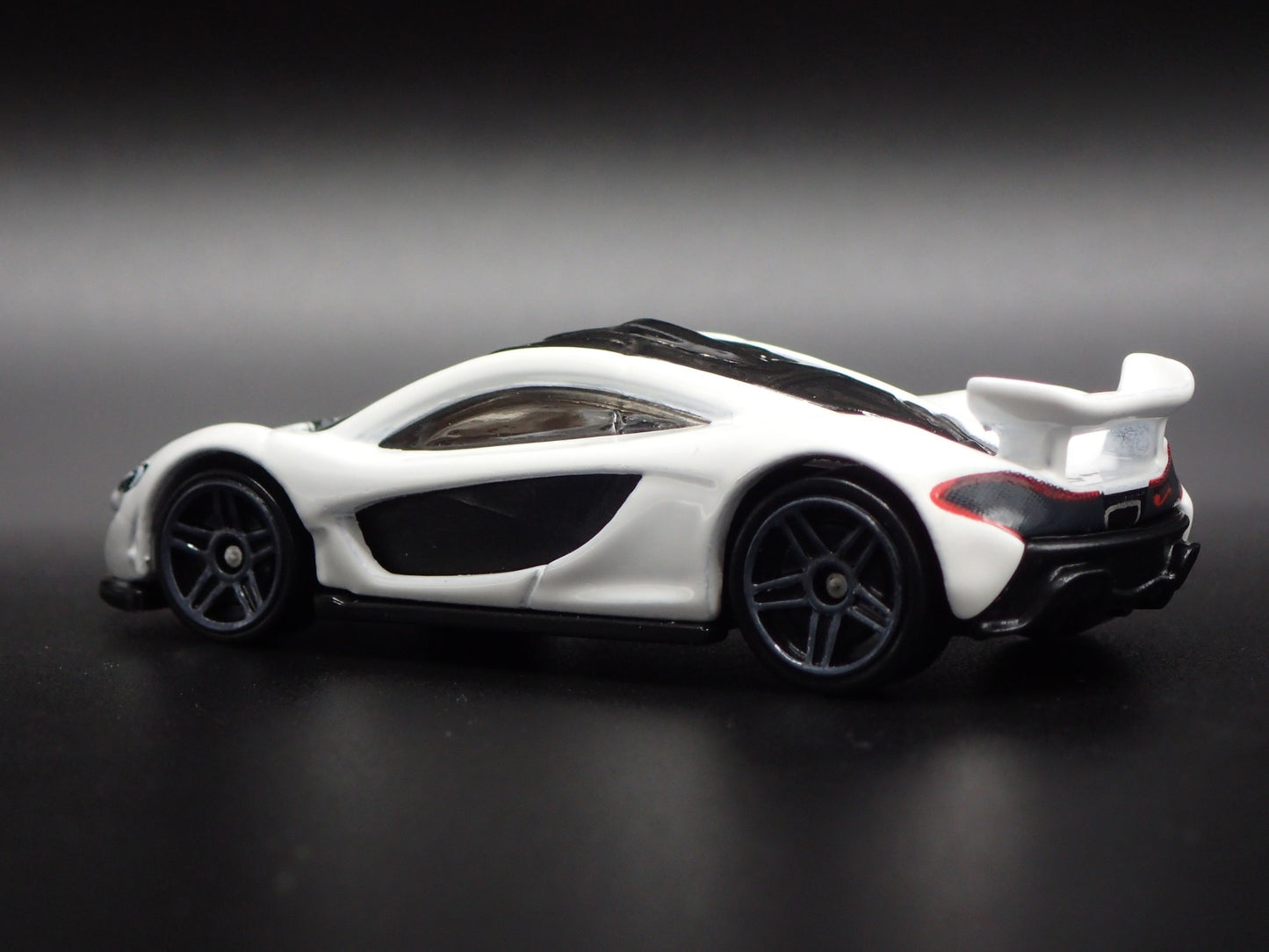 2013-2015 MCLAREN P1 SUPER CAR WHITE RARE 1:64 SCALE DIORAMA DIECAST MODEL CAR