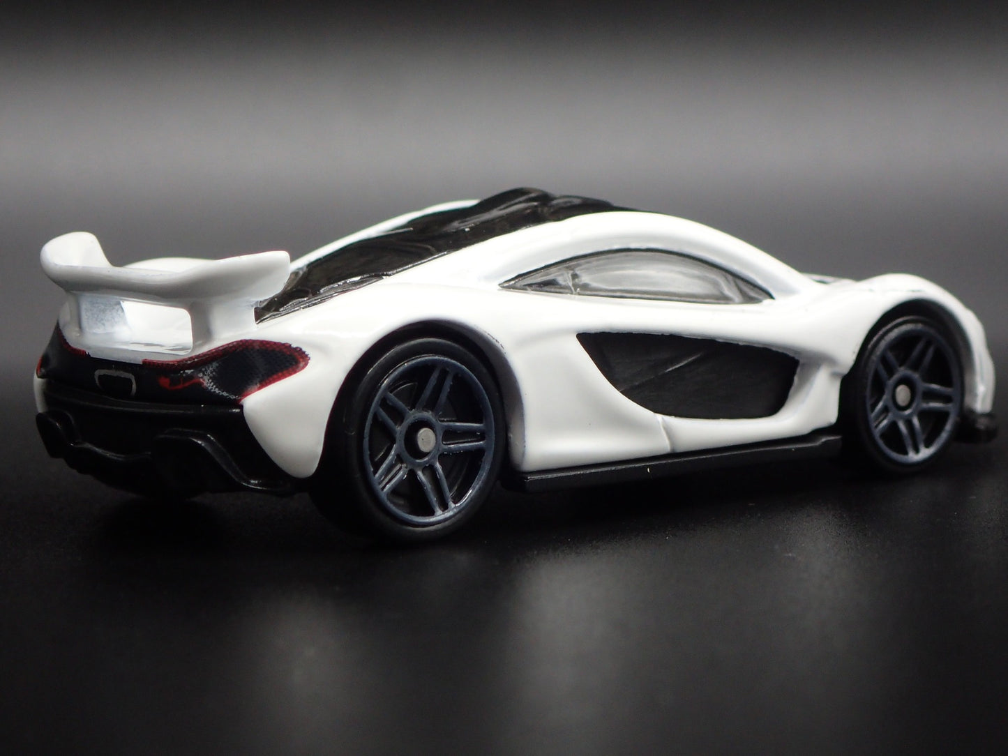 2013-2015 MCLAREN P1 SUPER CAR WHITE RARE 1:64 SCALE DIORAMA DIECAST MODEL CAR