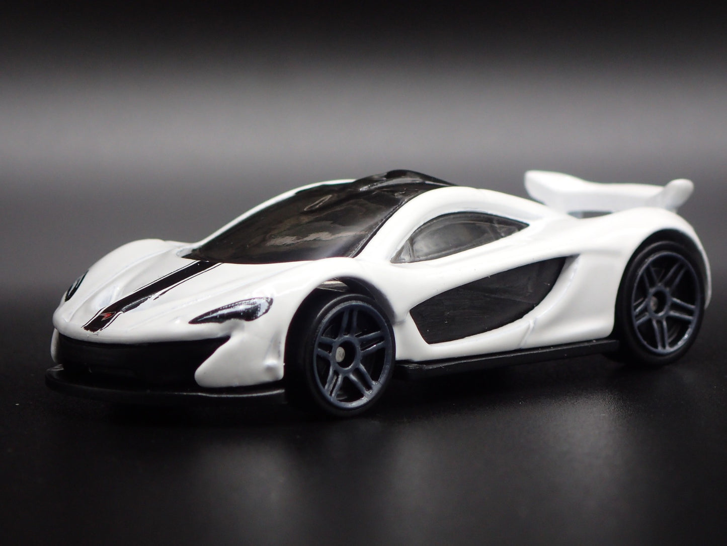 2013-2015 MCLAREN P1 SUPER CAR WHITE RARE 1:64 SCALE DIORAMA DIECAST MODEL CAR
