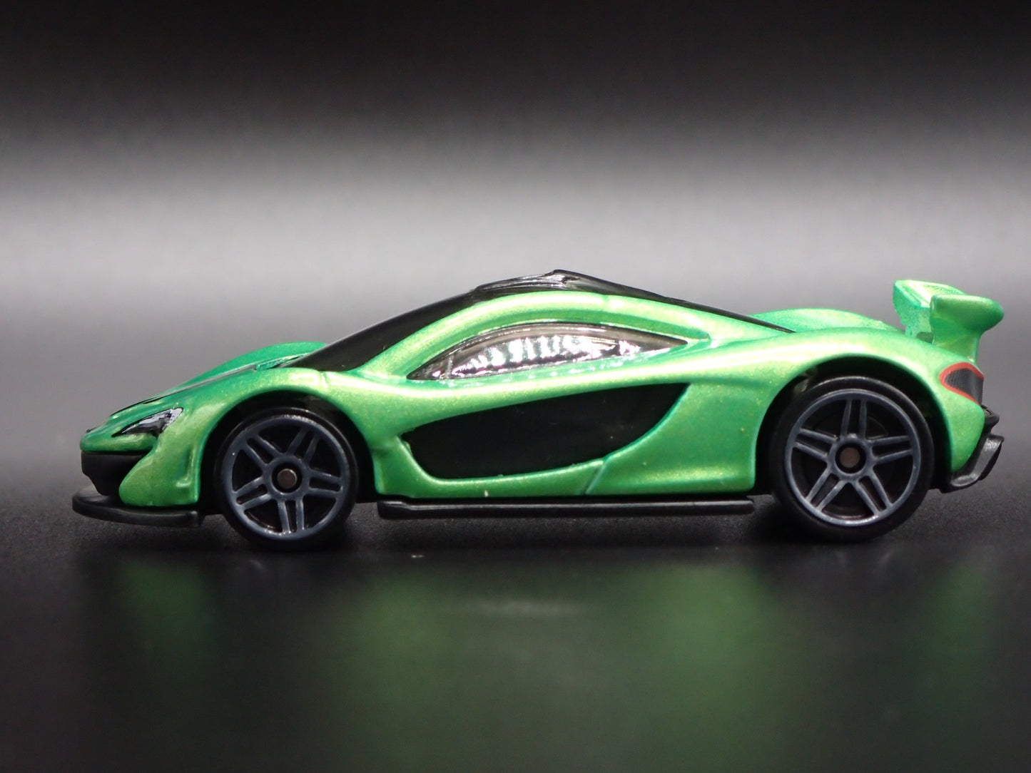2013-2015 MCLAREN P1 SUPER CAR GREEN 1:64 SCALE DIORAMA DIECAST MODEL CAR