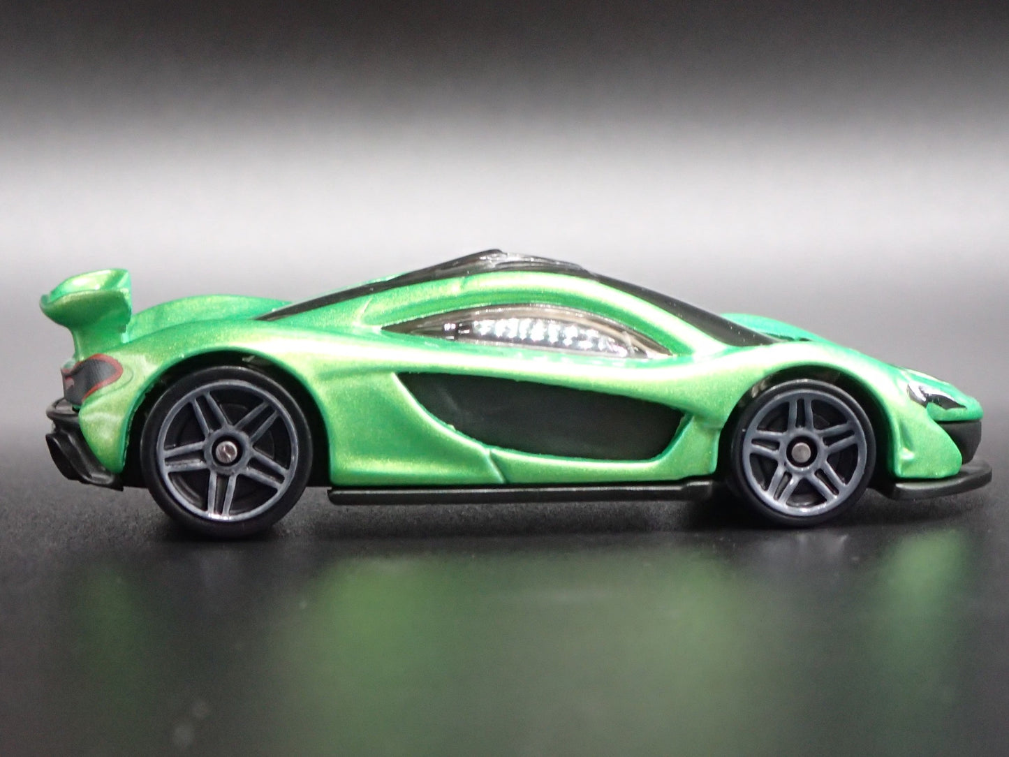 2013-2015 MCLAREN P1 SUPER CAR GREEN 1:64 SCALE DIORAMA DIECAST MODEL CAR