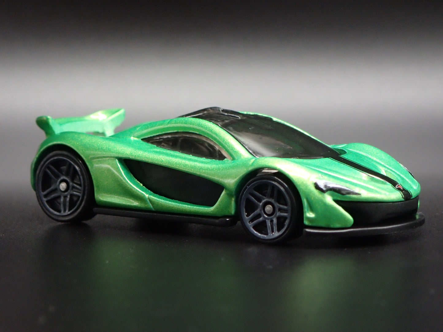 2013-2015 MCLAREN P1 SUPER CAR GREEN 1:64 SCALE DIORAMA DIECAST MODEL CAR
