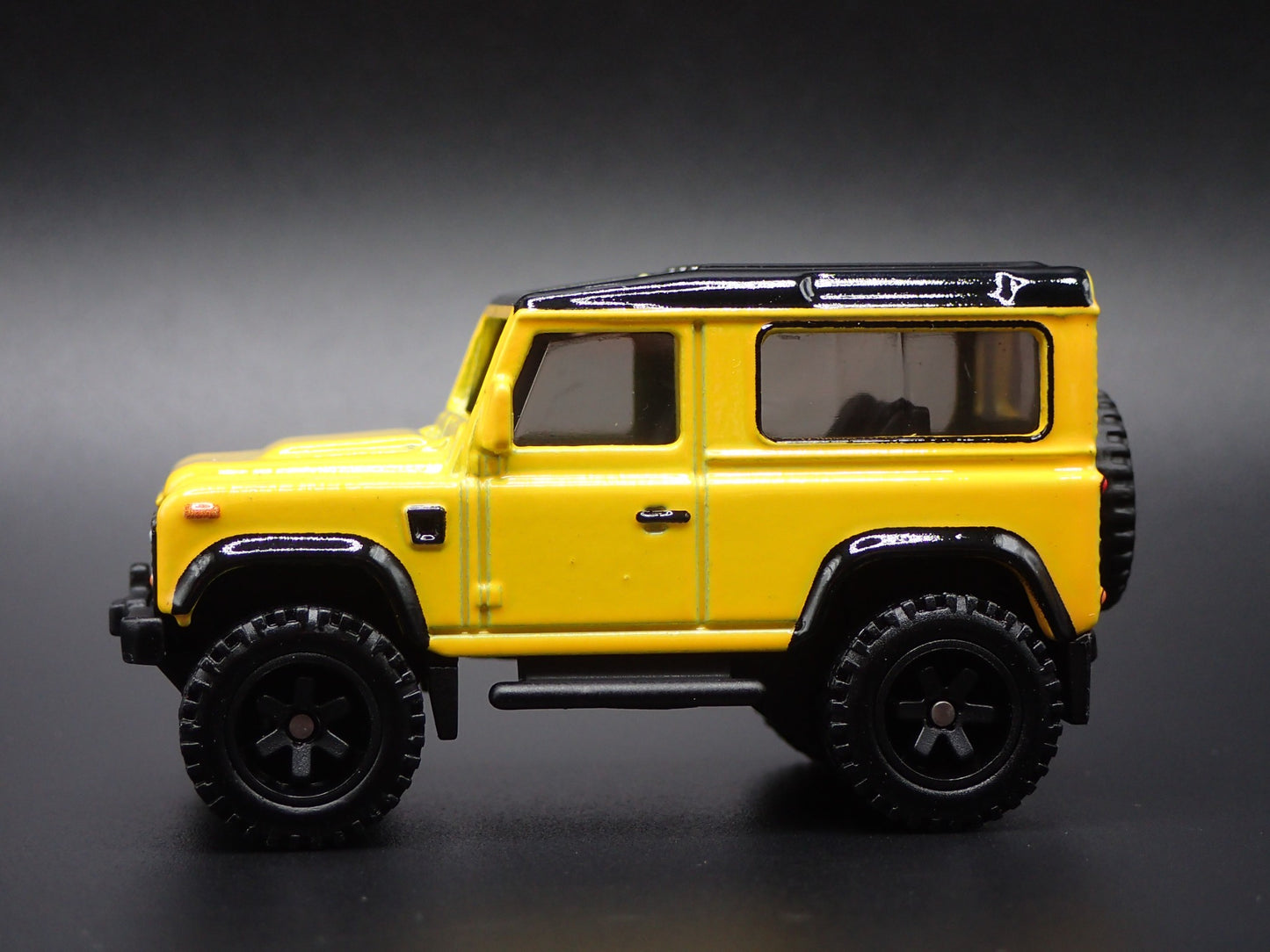 1984-1990 LAND ROVER DEFENDER 90 YELLOW 1/64 SCALE DIORAMA DIECAST MODEL CAR