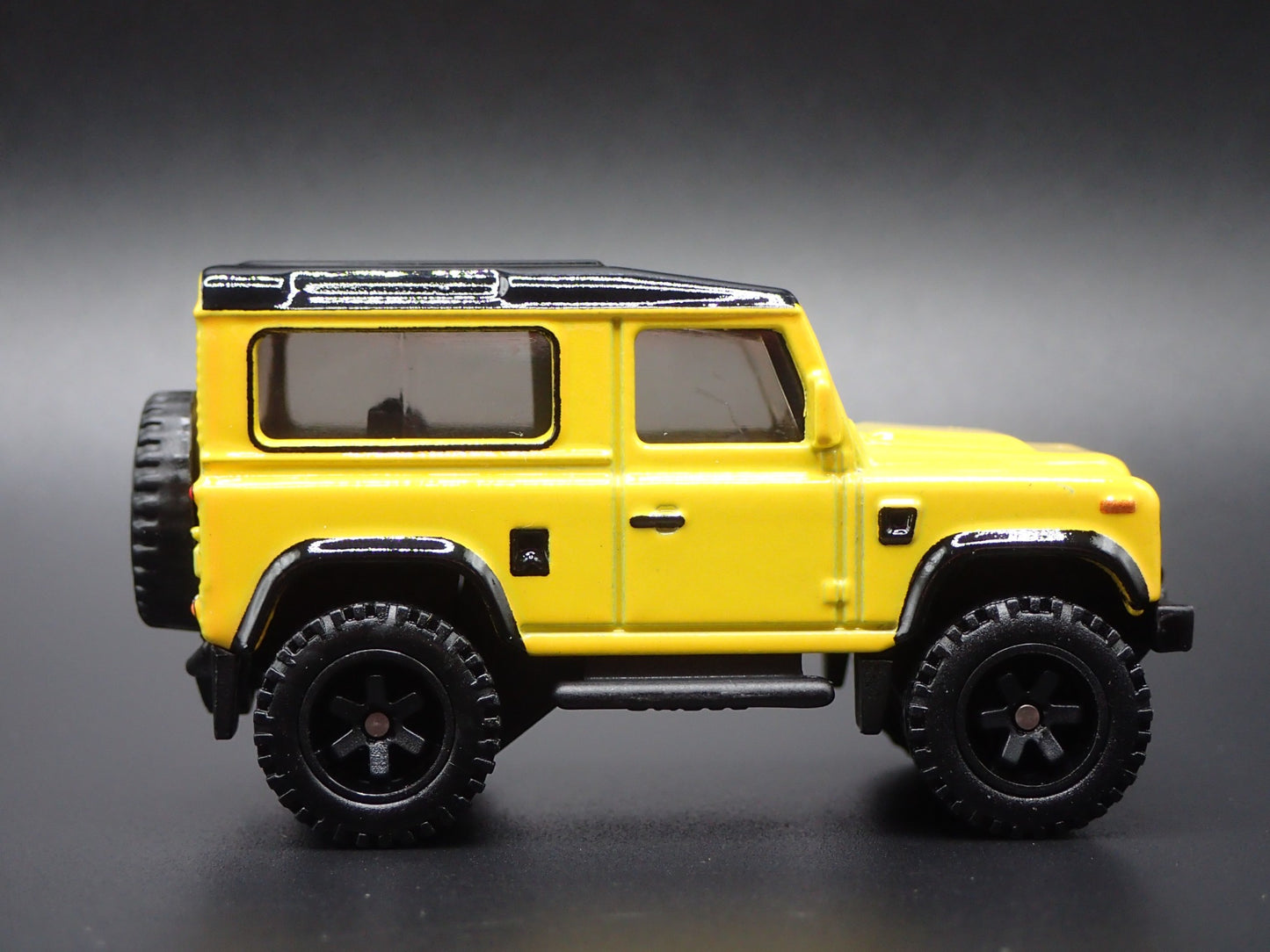 1984-1990 LAND ROVER DEFENDER 90 YELLOW 1/64 SCALE DIORAMA DIECAST MODEL CAR