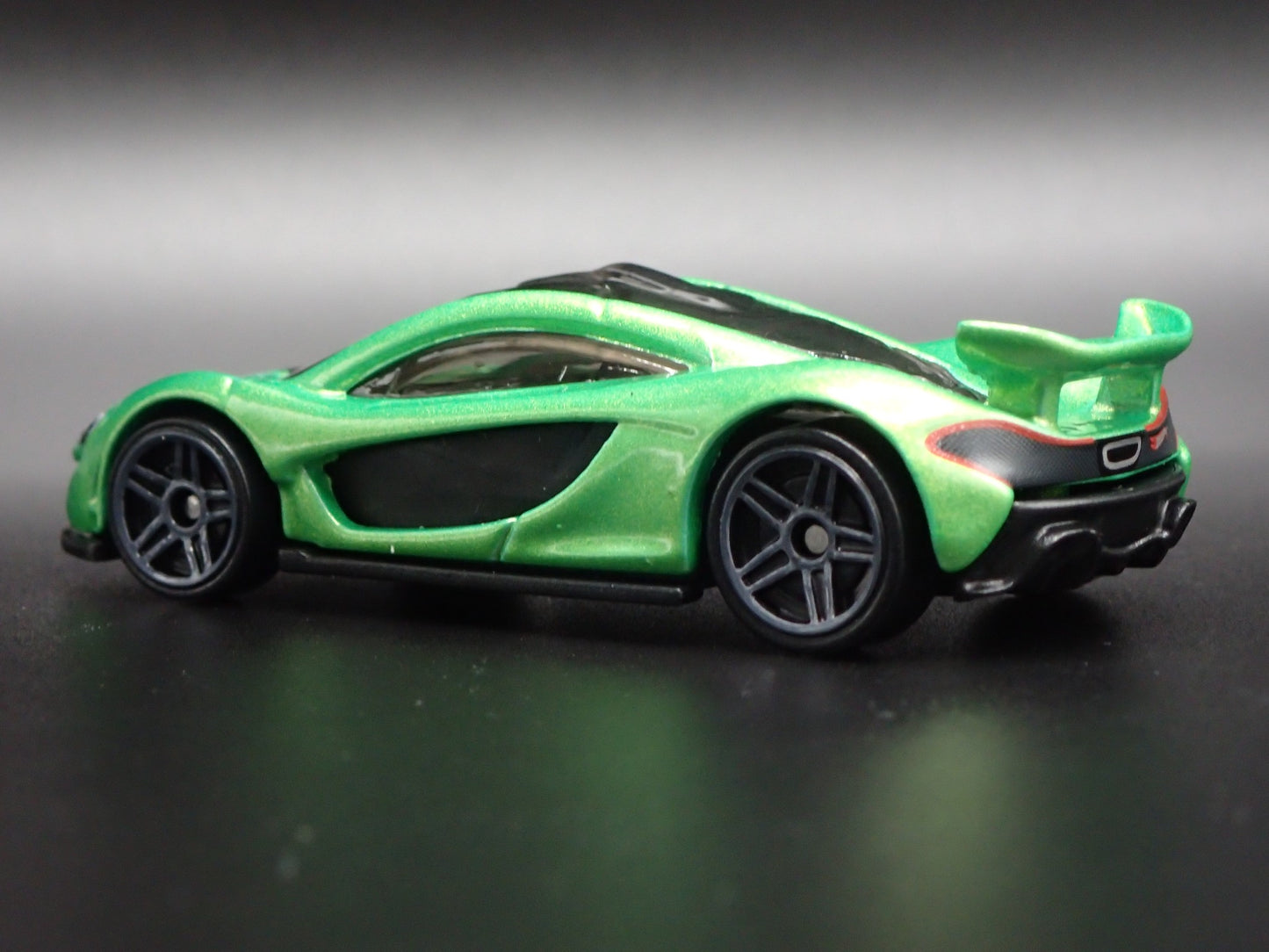 2013-2015 MCLAREN P1 SUPER CAR GREEN 1:64 SCALE DIORAMA DIECAST MODEL CAR