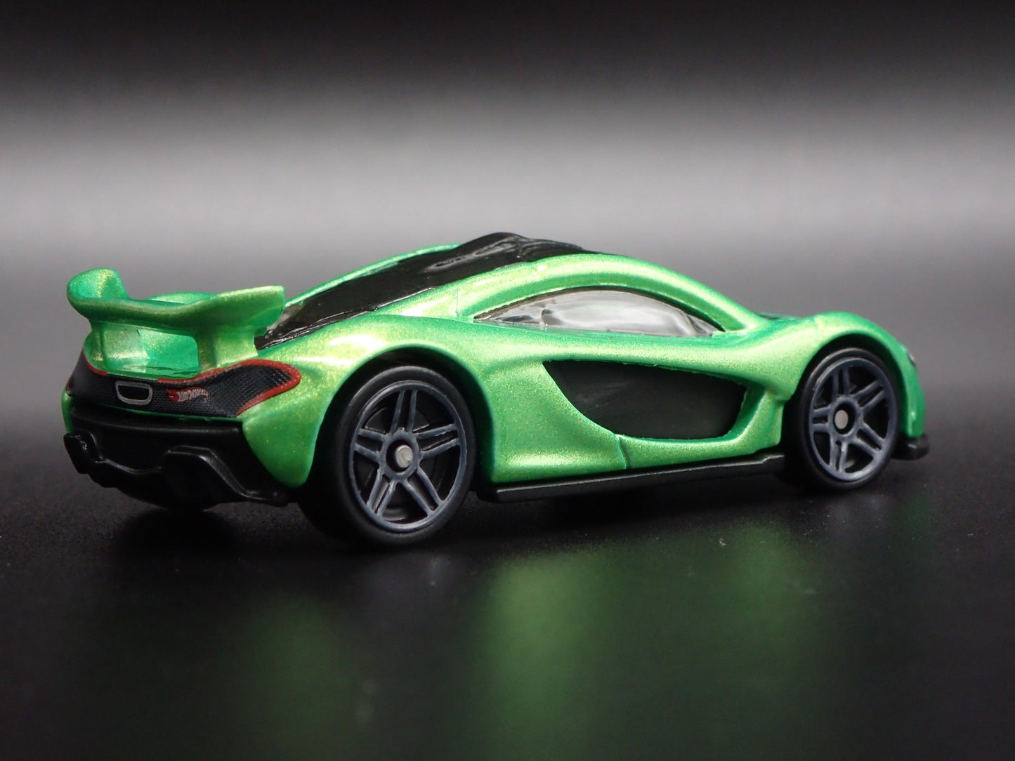 2013-2015 MCLAREN P1 SUPER CAR GREEN 1:64 SCALE DIORAMA DIECAST MODEL CAR