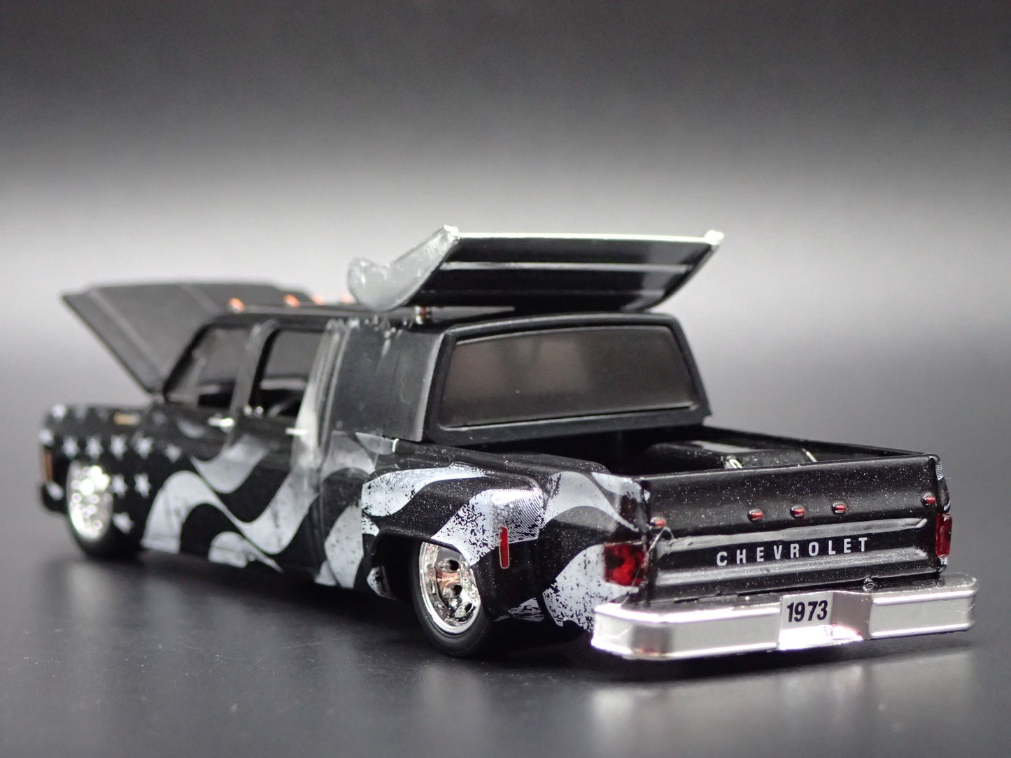 1973 73 CHEVY CHEYENNE SUPER 30 DUALLY SQUARE BODY TRUCK 1/64 DIECAST MODEL CAR