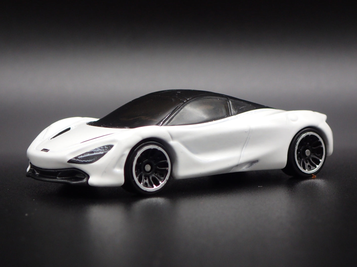 2017-2023 MCLAREN 720S SUPER CAR WHITE RARE 1:64 SCALE DIORAMA DIECAST MODEL CAR