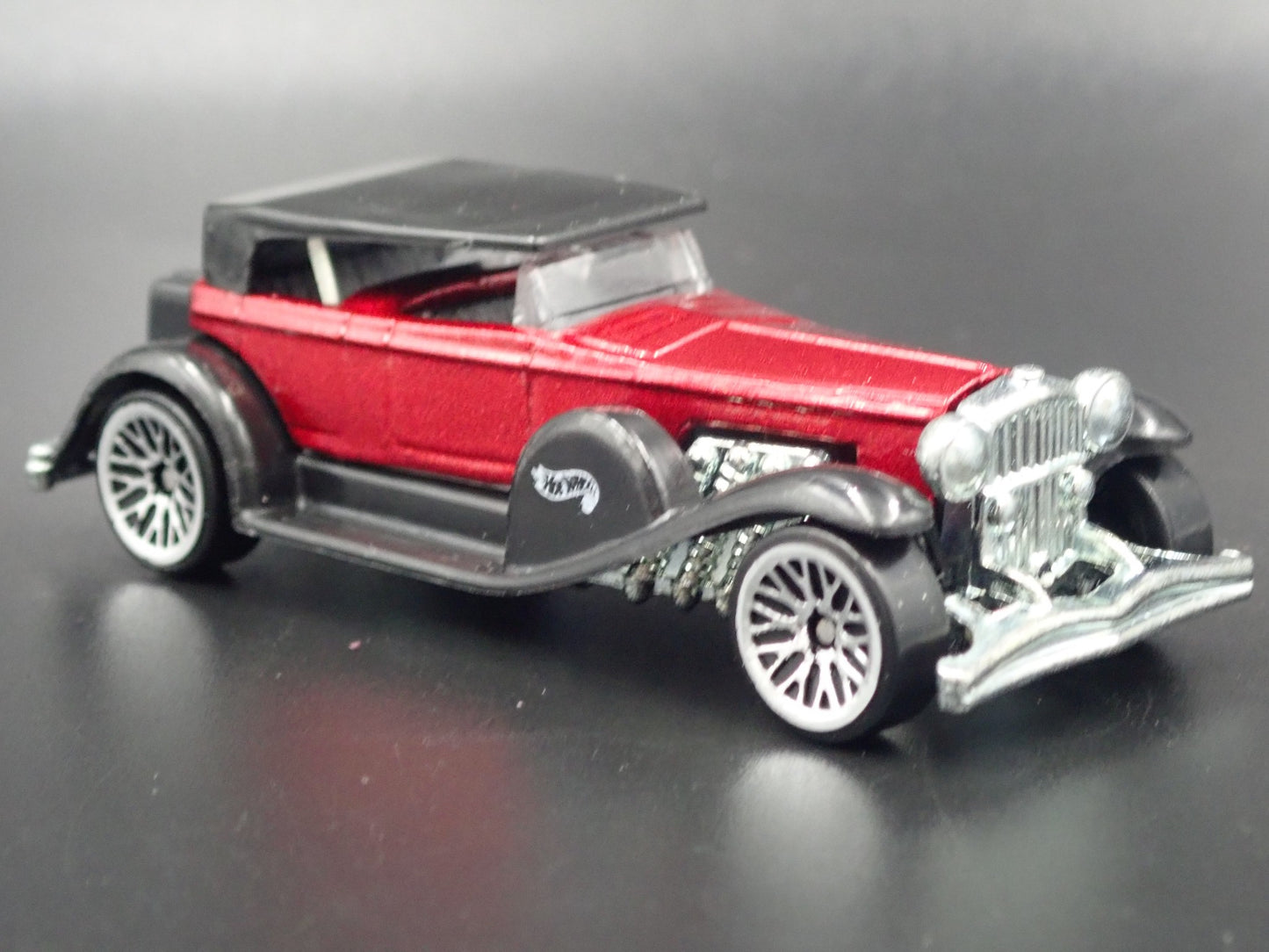 1928-1937 DUESENBERG MODEL J 1:64 SCALE COLLECTIBLE DIORAMA DIECAST MODEL CAR