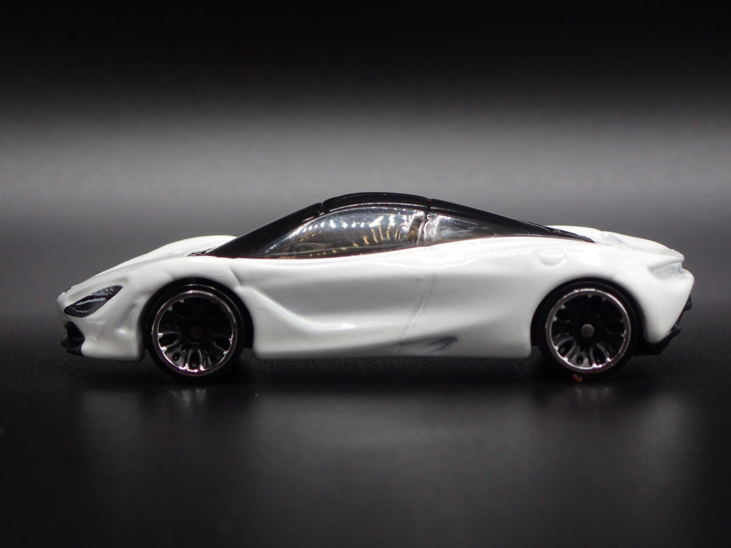 2017-2023 MCLAREN 720S SUPER CAR WHITE RARE 1:64 SCALE DIORAMA DIECAST MODEL CAR