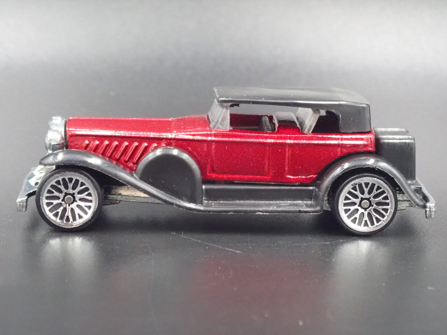 1928-1937 DUESENBERG MODEL J 1:64 SCALE COLLECTIBLE DIORAMA DIECAST MODEL CAR
