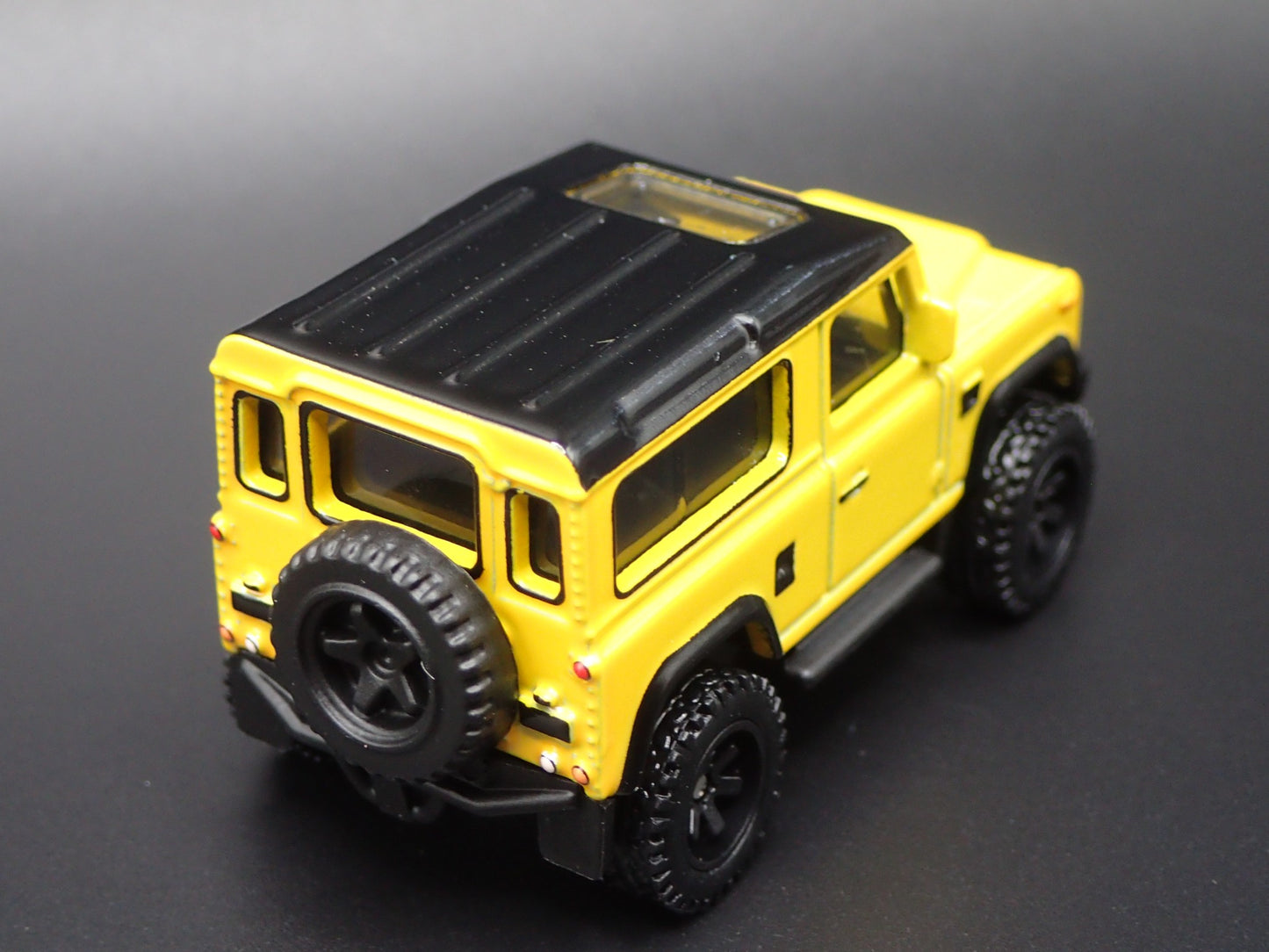 1984-1990 LAND ROVER DEFENDER 90 YELLOW 1/64 SCALE DIORAMA DIECAST MODEL CAR