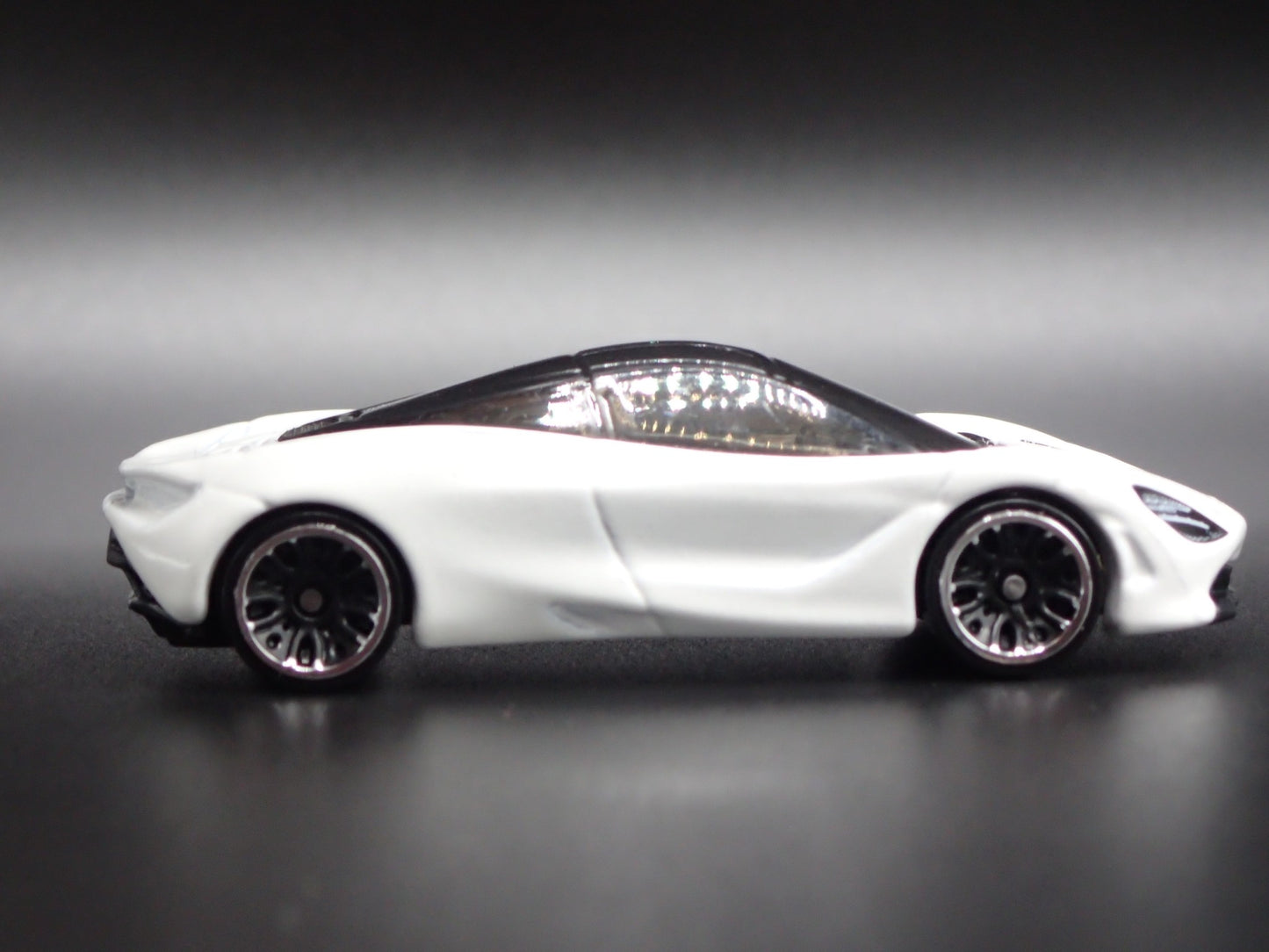 2017-2023 MCLAREN 720S SUPER CAR WHITE RARE 1:64 SCALE DIORAMA DIECAST MODEL CAR