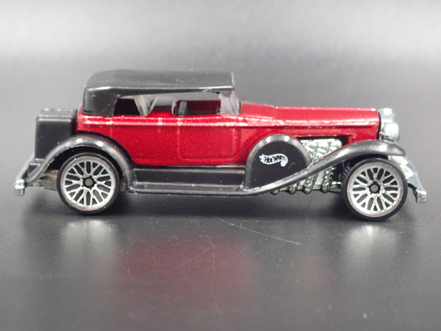 1928-1937 DUESENBERG MODEL J 1:64 SCALE COLLECTIBLE DIORAMA DIECAST MODEL CAR