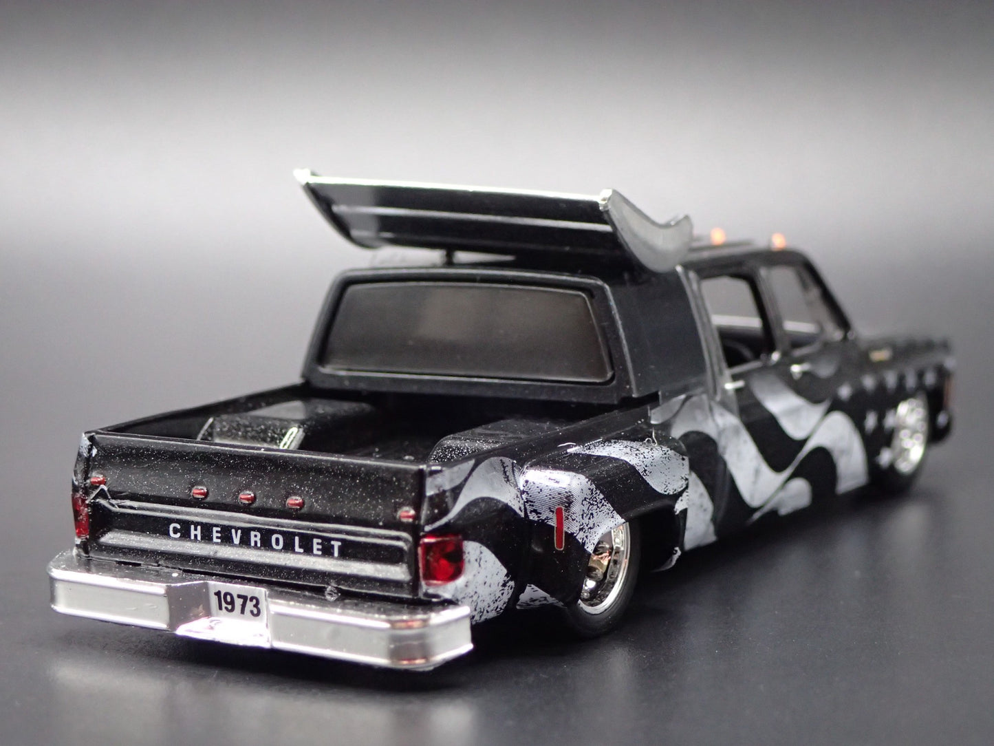 1973 73 CHEVY CHEYENNE SUPER 30 DUALLY SQUARE BODY TRUCK 1/64 DIECAST MODEL CAR