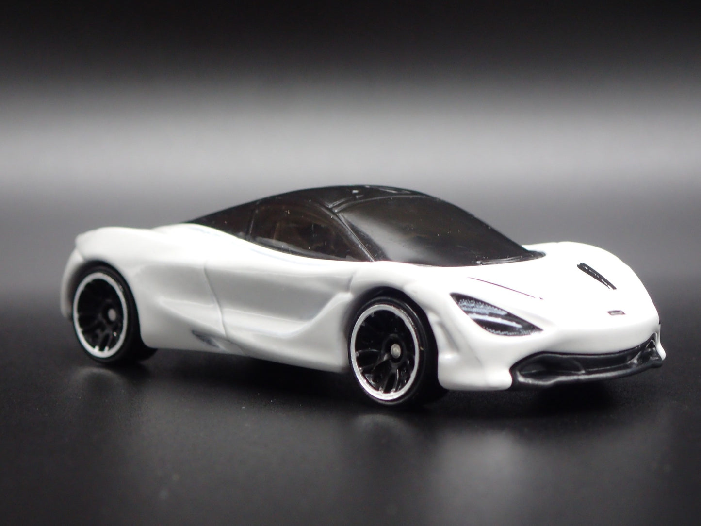2017-2023 MCLAREN 720S SUPER CAR WHITE RARE 1:64 SCALE DIORAMA DIECAST MODEL CAR