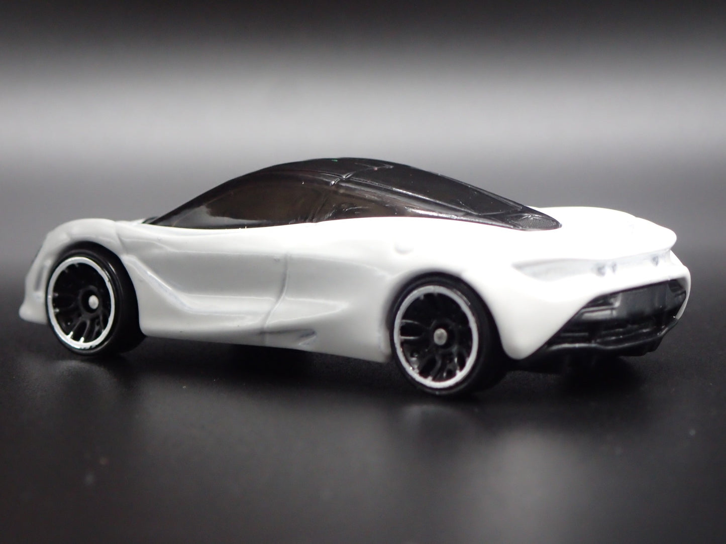 2017-2023 MCLAREN 720S SUPER CAR WHITE RARE 1:64 SCALE DIORAMA DIECAST MODEL CAR