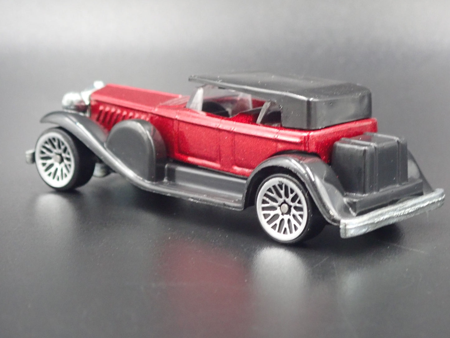 1928-1937 DUESENBERG MODEL J 1:64 SCALE COLLECTIBLE DIORAMA DIECAST MODEL CAR