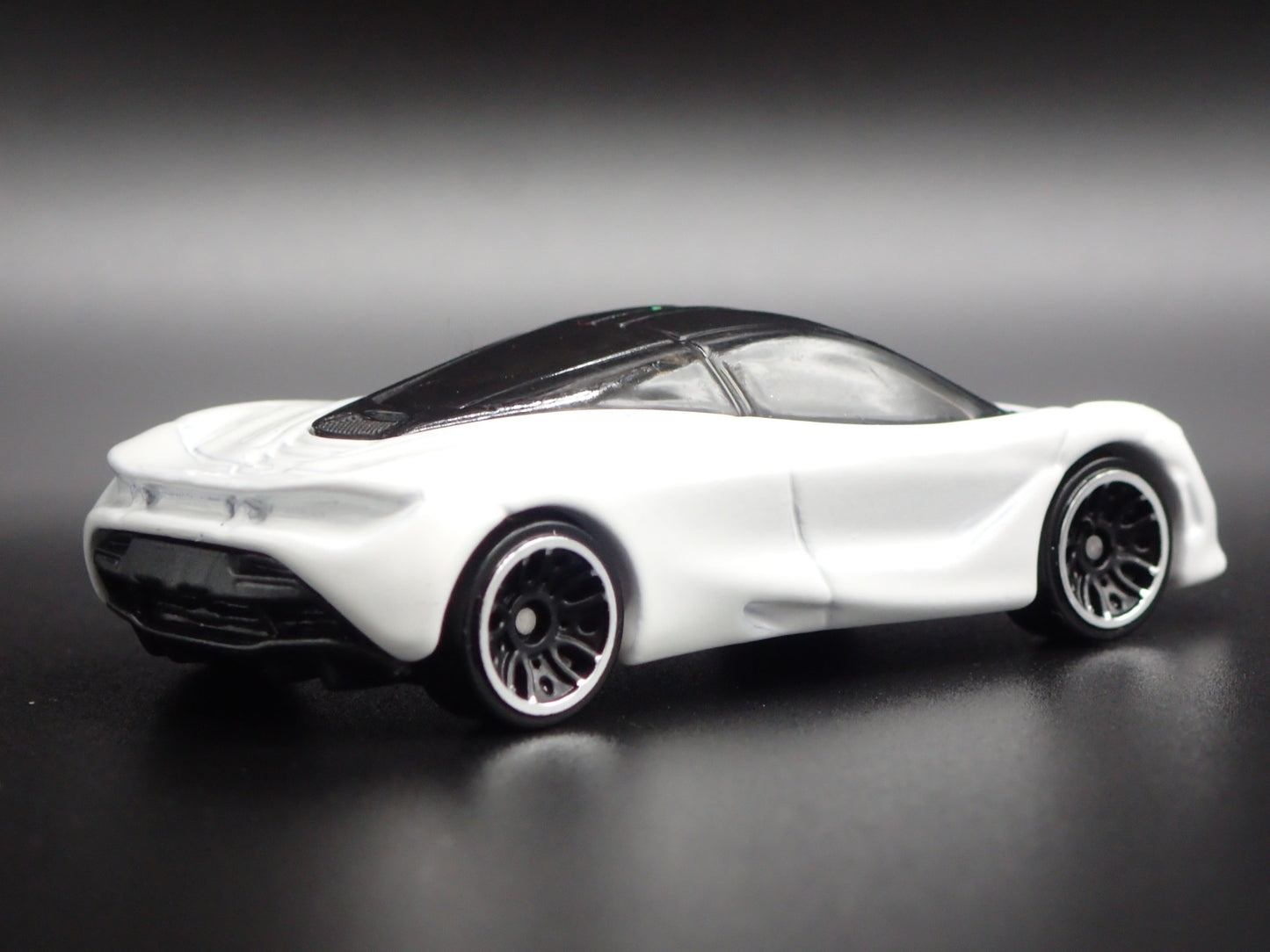 2017-2023 MCLAREN 720S SUPER CAR WHITE RARE 1:64 SCALE DIORAMA DIECAST MODEL CAR