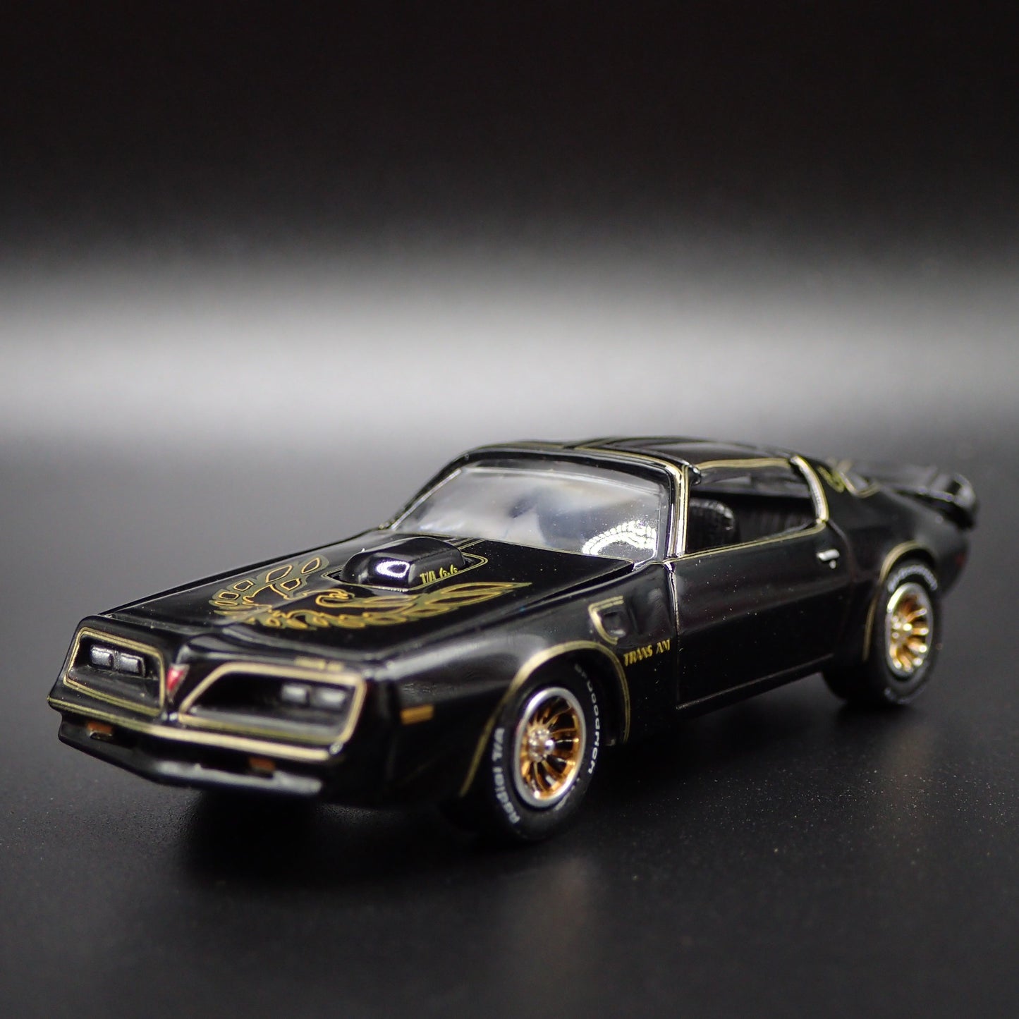 BANDIT'S 1977 77 PONTIAC FIREBIRD T/A SMOKEY AND THE BANDIT 1:64 DIECAST MODEL