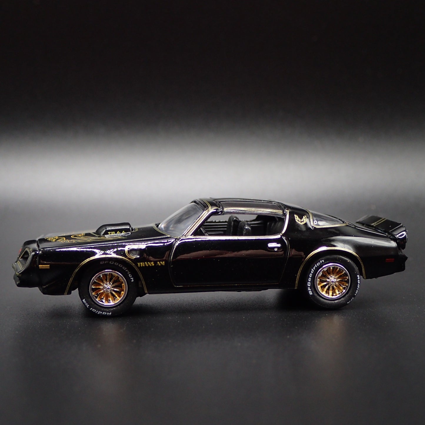 BANDIT'S 1977 77 PONTIAC FIREBIRD T/A SMOKEY AND THE BANDIT 1:64 DIECAST MODEL