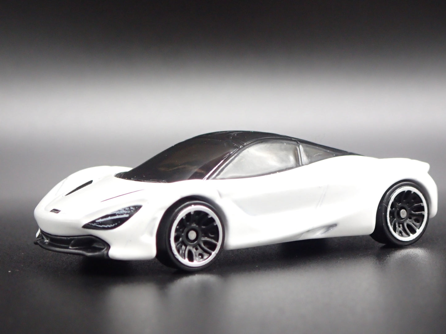 2017-2023 MCLAREN 720S SUPER CAR WHITE RARE 1:64 SCALE DIORAMA DIECAST MODEL CAR