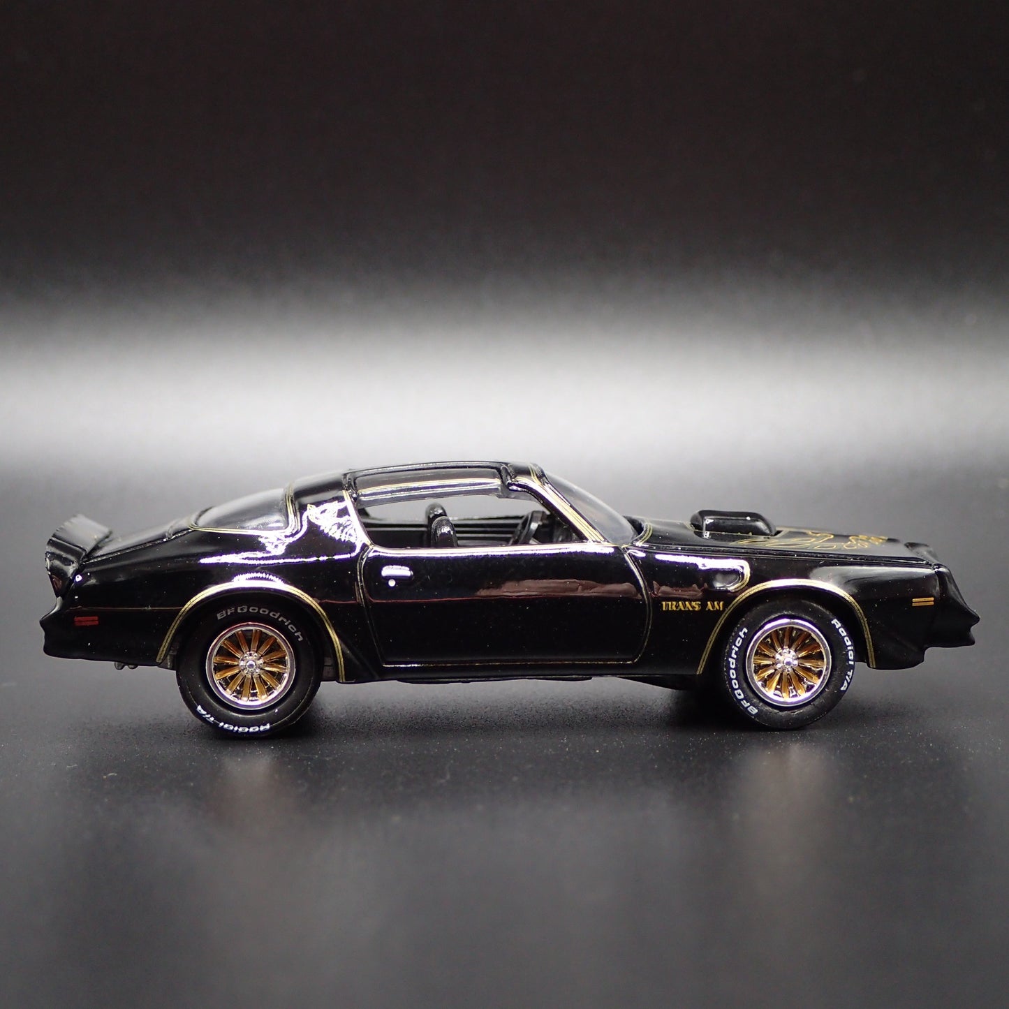 BANDIT'S 1977 77 PONTIAC FIREBIRD T/A SMOKEY AND THE BANDIT 1:64 DIECAST MODEL