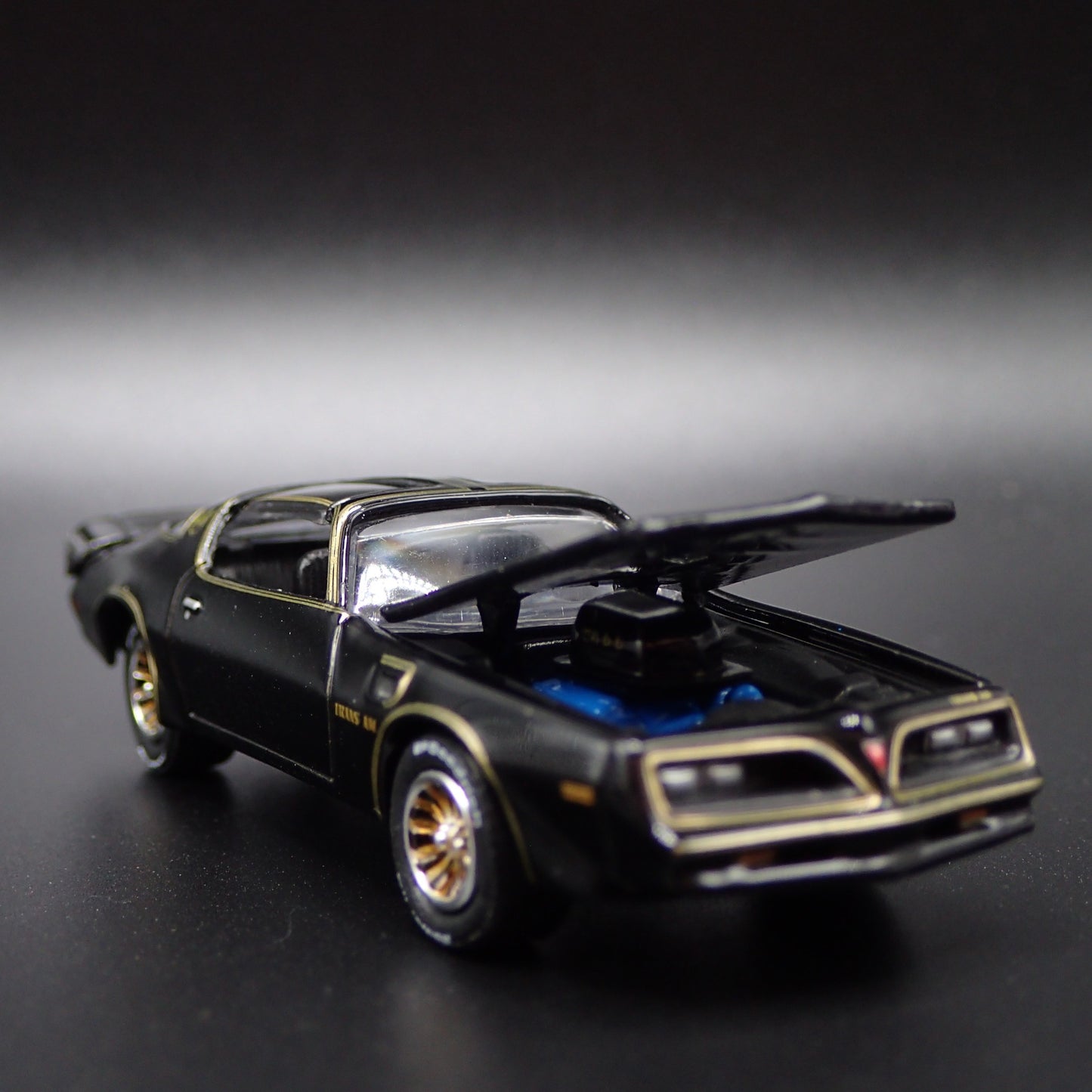 BANDIT'S 1977 77 PONTIAC FIREBIRD T/A SMOKEY AND THE BANDIT 1:64 DIECAST MODEL