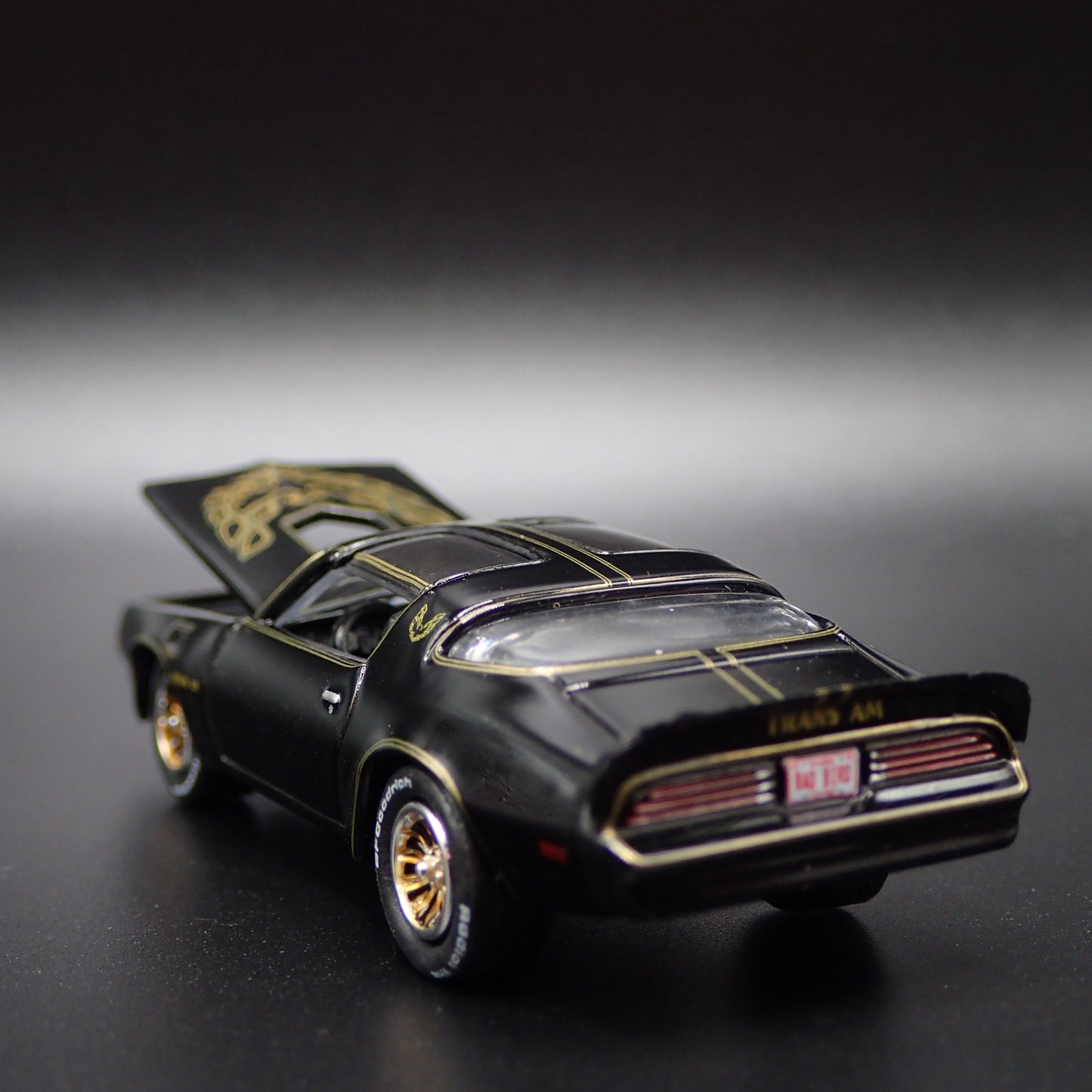 BANDIT'S 1977 77 PONTIAC FIREBIRD T/A SMOKEY AND THE BANDIT 1:64 DIECAST MODEL