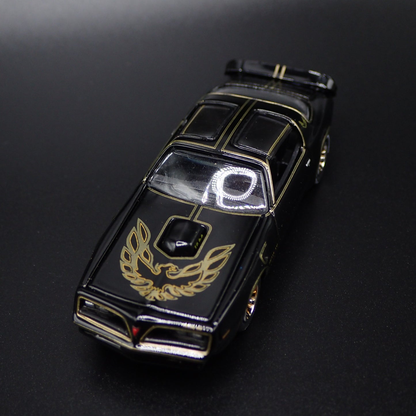 BANDIT'S 1977 77 PONTIAC FIREBIRD T/A SMOKEY AND THE BANDIT 1:64 DIECAST MODEL