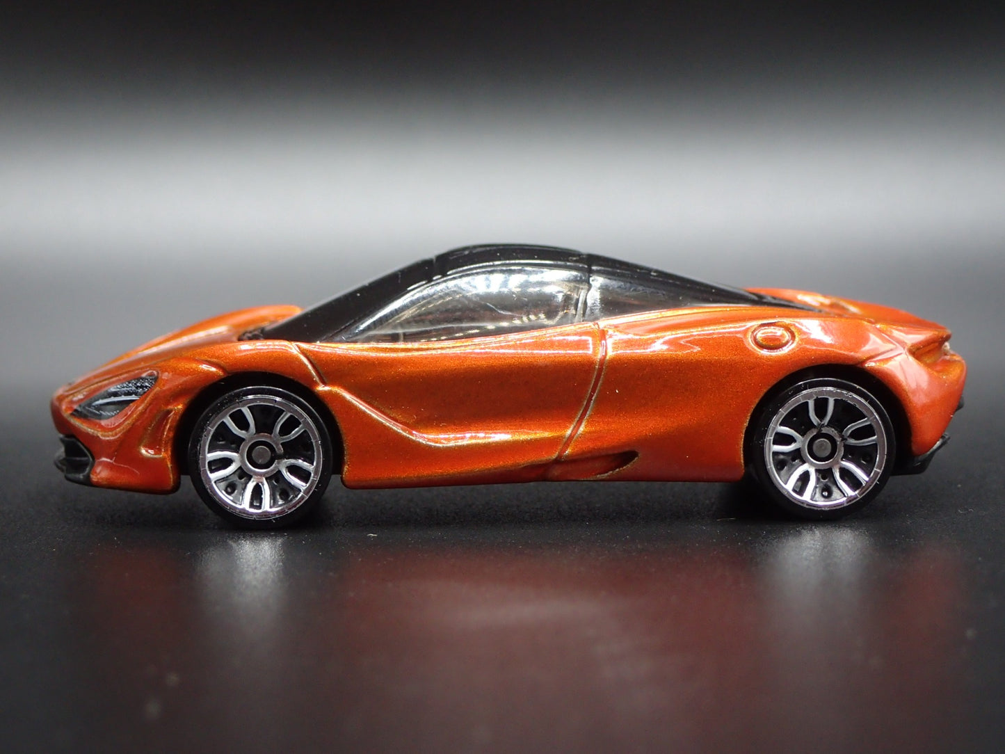 2017-2023 MCLAREN 720S SUPER CAR ORANGE 1:64 SCALE DIORAMA DIECAST MODEL CAR