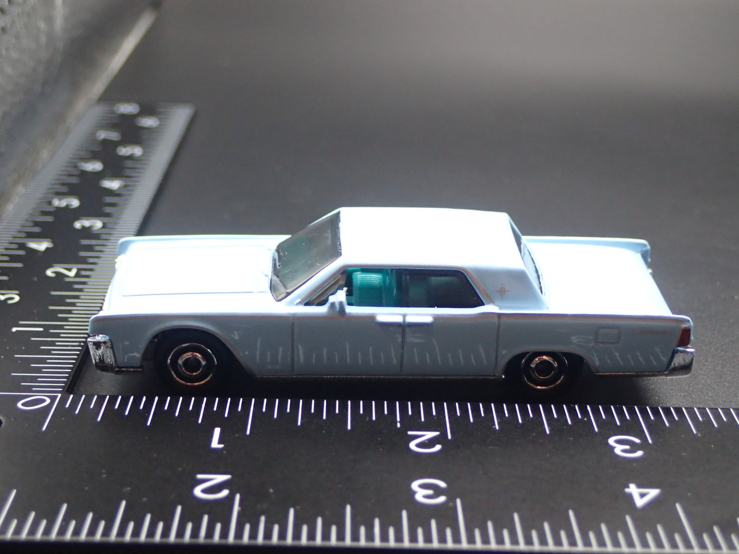 1964 64 LINCOLN CONTINENTAL 1:64 SCALE COLLECTIBLE DIORAMA DIECAST MODEL CAR