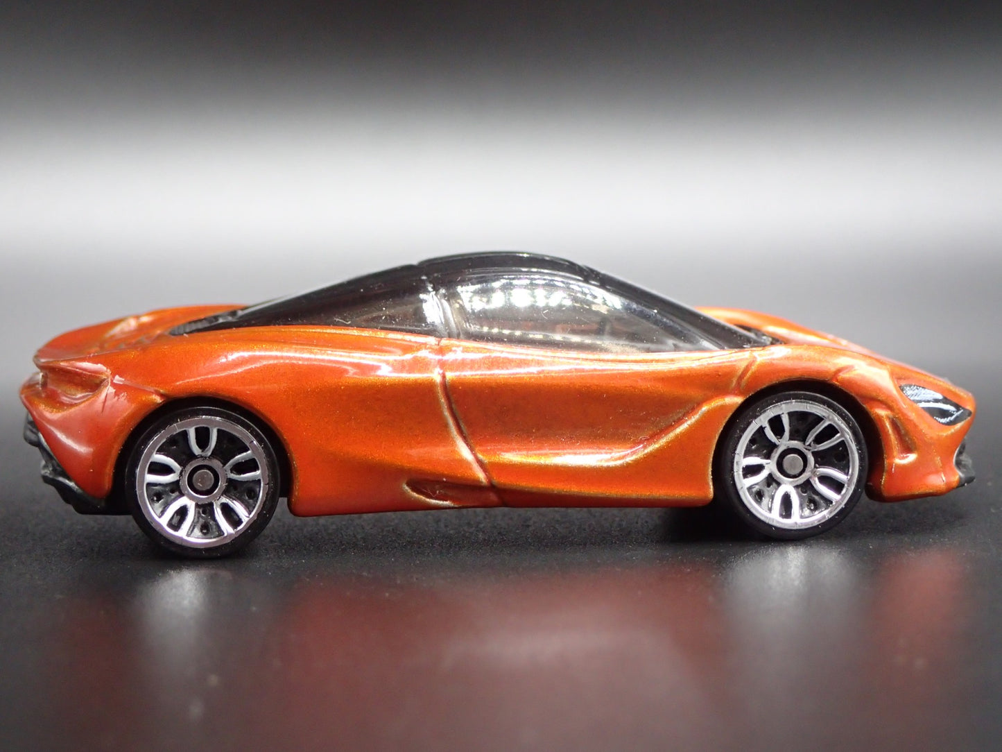 2017-2023 MCLAREN 720S SUPER CAR ORANGE 1:64 SCALE DIORAMA DIECAST MODEL CAR