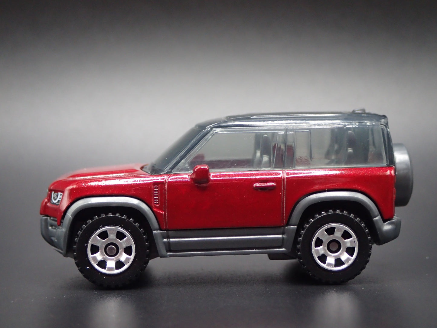 2020-2025 LAND ROVER DEFENDER 90 BURGUNDY 1/64 SCALE DIORAMA DIECAST MODEL CAR
