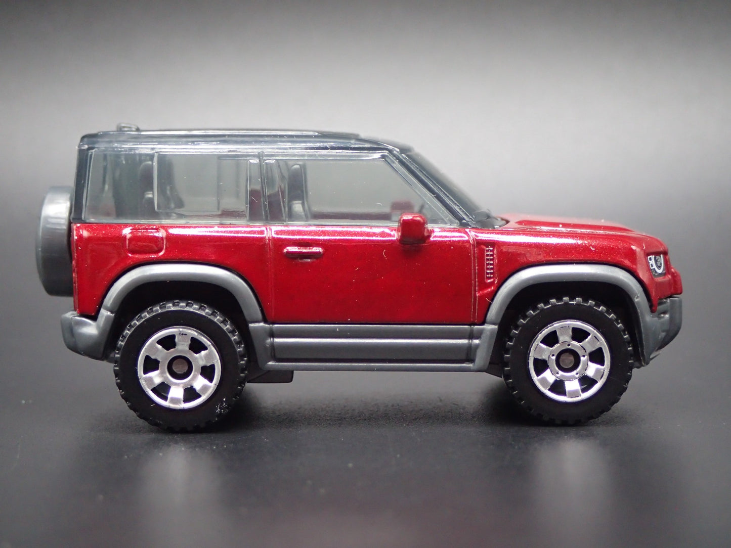 2020-2025 LAND ROVER DEFENDER 90 BURGUNDY 1/64 SCALE DIORAMA DIECAST MODEL CAR