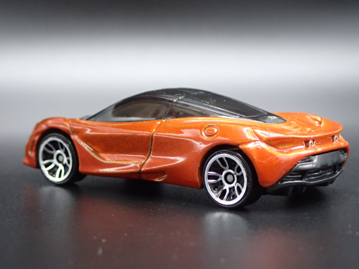 2017-2023 MCLAREN 720S SUPER CAR ORANGE 1:64 SCALE DIORAMA DIECAST MODEL CAR